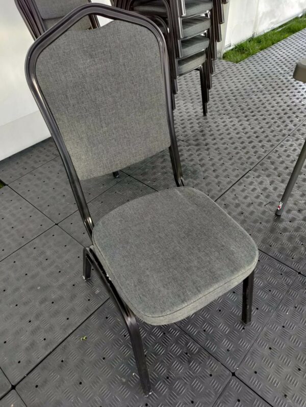 Banquet stol med polstring. Super elegant og klassisk stol, som kan anvendes til alle typer arrangementer. OBS! Disse stole må kun benyttes på gulvunderlag (se vores klapstole for udendørsbrug og ujævne overflader) SIDDEHØJDE: 46 cm BREDDE: 43 cm HØJDE: 92,5 cm