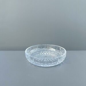 Udlejning af isasiet i glas med mønster er et smukt og klassisk service til din borddækning.