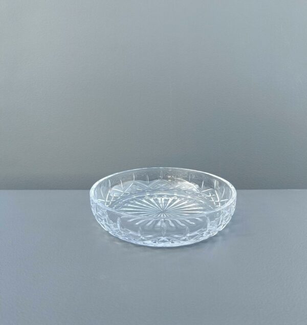Udlejning af isasiet i glas med mønster er et smukt og klassisk service til din borddækning.