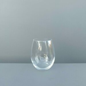 Udlejning af elegant vandglas til fest, Event eller fødselsdag. Et elegant vandglas til din borddækning med rundeformer som står godt til vores vinglas ved en bordækning.