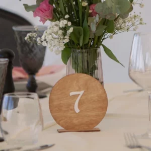 Festudlejning af bordnumre så dine gæster nemt kan finde deres plads hvis i bruger bordplan. Vi har flotte bordnumre i træ i kan bruge som bordpynt.