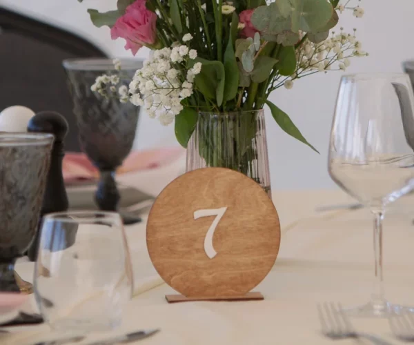Festudlejning af bordnumre så dine gæster nemt kan finde deres plads hvis i bruger bordplan. Vi har flotte bordnumre i træ i kan bruge som bordpynt.