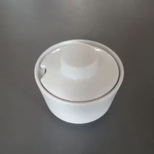 Festudlejning af hvid porcelæn sukkerskål. Du får et pænt udtryk til opbevaring af sukker på bordet, til dem der bruger sukker i te eller kaffe. Matcher til resten af vores porcelæn service.