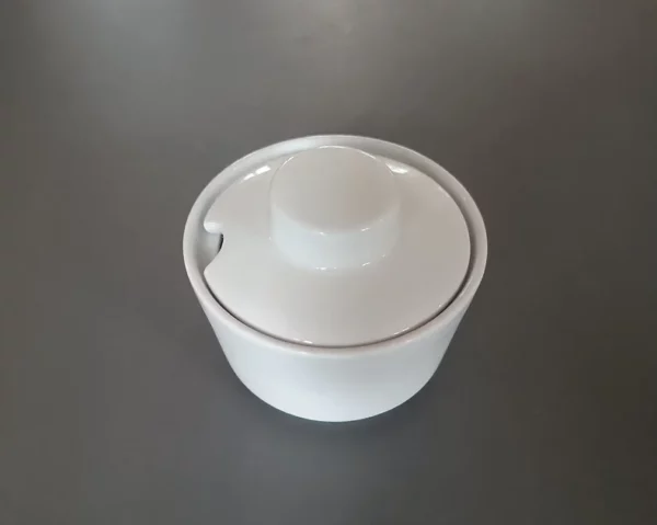 Festudlejning af hvid porcelæn sukkerskål. Du får et pænt udtryk til opbevaring af sukker på bordet, til dem der bruger sukker i te eller kaffe. Matcher til resten af vores porcelæn service.