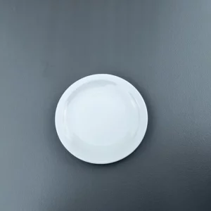 Udlejning af lille flad tallerken i hvid porcelæn. Lille flad tallerken i Amalie serien er et smukt og klassisk porcelæn til din borddækning.