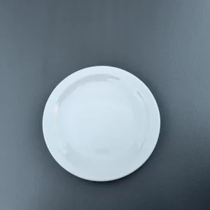 Udlejning af mellem flad tallerken i hvid porcelæn. Lille flad tallerken i Amalie serien er et smukt og klassisk porcelæn til din borddækning.