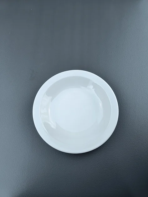 Udlejning af dyb tallerken i hvid porcelæn. Dyb tallerken i Amalie serien er et smukt og klassisk porcelæn til din borddækning.
