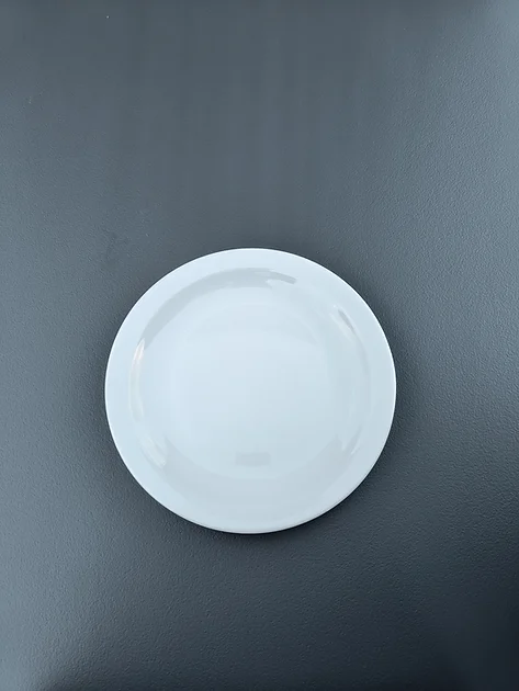 Udlejning af mellem flad tallerken i hvid porcelæn. Lille flad tallerken i Amalie serien er et smukt og klassisk porcelæn til din borddækning.