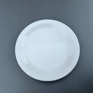 Udlejning af flad tallerken i hvid porcelæn. Flad tallerken i Amalie serien er et smukt og klassisk porcelæn til din borddækning.