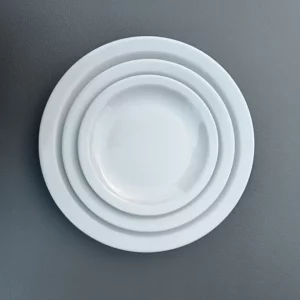 Udlejning af tallerkener i hvid porcelæn.. Brug samme stel til alle retter. Amalie serien er et smukt og klassisk porcelæn til din borddækning.