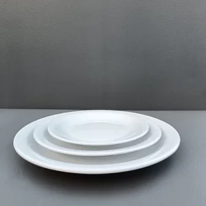 Udlejning af lille flad tallerken i hvid porcelæn. til foretter Lille flad tallerken i Amalie serien er et smukt og klassisk porcelæn til din borddækning.