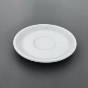 Udlejning af underkop i hvid porcelæn. Underkop fra Amalie serien er et smukt og klassisk porcelæn til din borddækning.