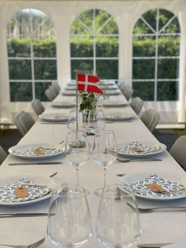 Udlejning af duge i Næstved, Sorø, Skælskør og Sydsjælland. Lej smuk hvid stofdug sammen med festudlejning af firkantet bord eller alene Udlejning af dug til din bordækning. Lej smuk hvid stofdug til firkantet bord produceret i et økologisk materiale af super god kvalitet. Dugen falder super flot på bordet. Dugen måler 140×200 cm.