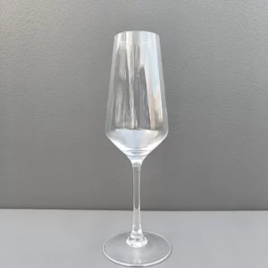 Udlejning af champagneglas på 23 cl.. Glasset har et slankt og elegant udtryk. Din velkomstdrinks vil gøre sig godt i glasset hvor glassets lethed og højde vil fremvise din mousserende vin fra sin bedste side.