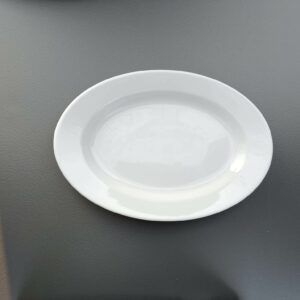 Festudlejning af Oval fad. Vores ovale fad er et holdbart fad i hvidt porcelæn. Fadet er både god til en borddækning og til servering.