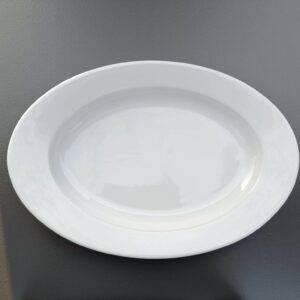 Festudlejning af stort oval fad. Vores store ovale fad er et holdbart fad i hvidt porcelæn. Fadet er både god til en borddækning og til servering.