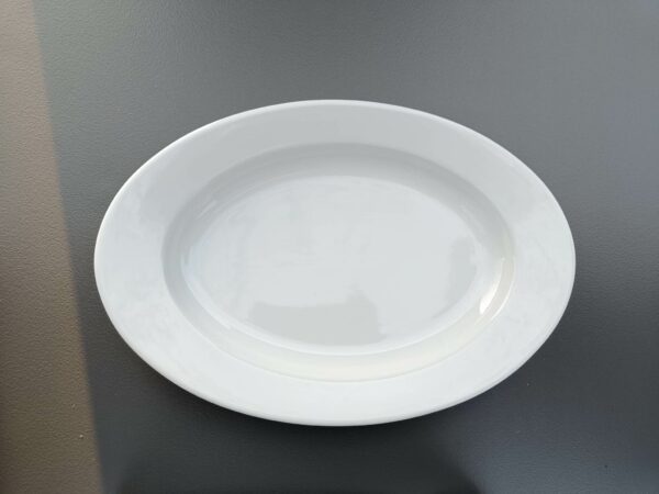 Festudlejning af stort oval fad. Vores store ovale fad er et holdbart fad i hvidt porcelæn. Fadet er både god til en borddækning og til servering.