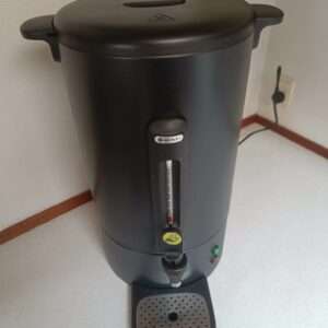 Festudlejning af Percolator kæmpe kaffemaskine som laver minimum 6 liter og maximum 13 liter kaffe ad gangen. Holder kaffen varm indtil den er drukket. Bruger ikke filter og har både taphane og drypbakke
