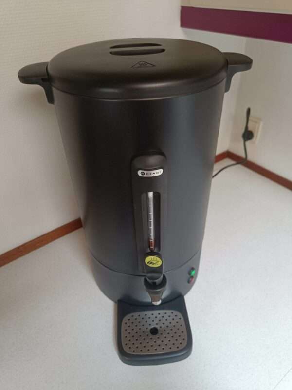 Festudlejning af Percolator kæmpe kaffemaskine som laver minimum 6 liter og maximum 13 liter kaffe ad gangen. Holder kaffen varm indtil den er drukket. Bruger ikke filter og har både taphane og drypbakke